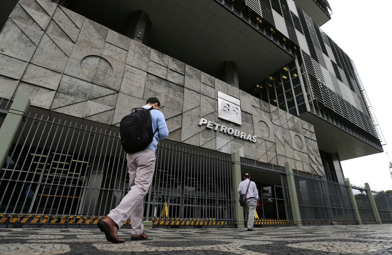 BR Distribuidora avança e Petrobras recua com problema em gasolina de aviação