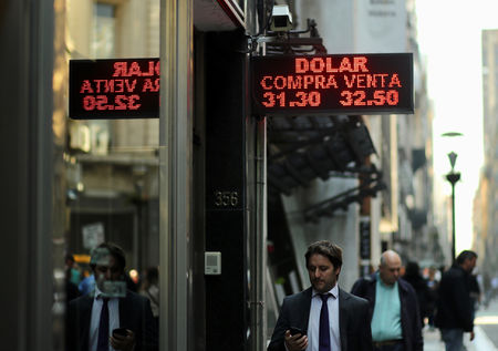 Аргентинцы покупают BTC вместо долларов для борьбы с инфляцией От Investing.com