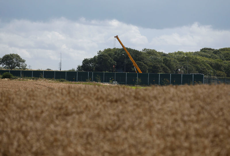 &copy; Reuters.  Britain&#39;s Cuadrilla pauses gas fracking after earth tremor