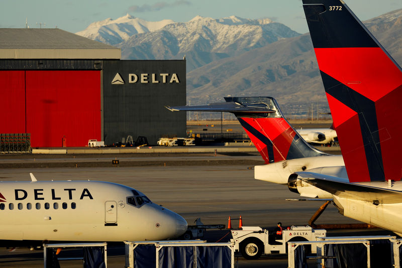 United drops on slashed outlook, analyst reactions mixed; Delta reaffirms guidance
