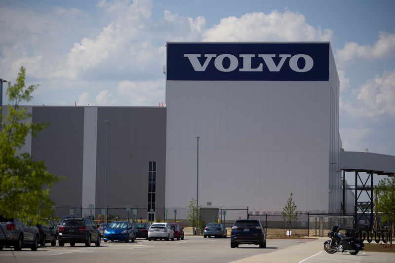 &copy; Reuters.  Прибыль Volvo в 4-м квартале снизилась на 14%, выручка выросла на 6%