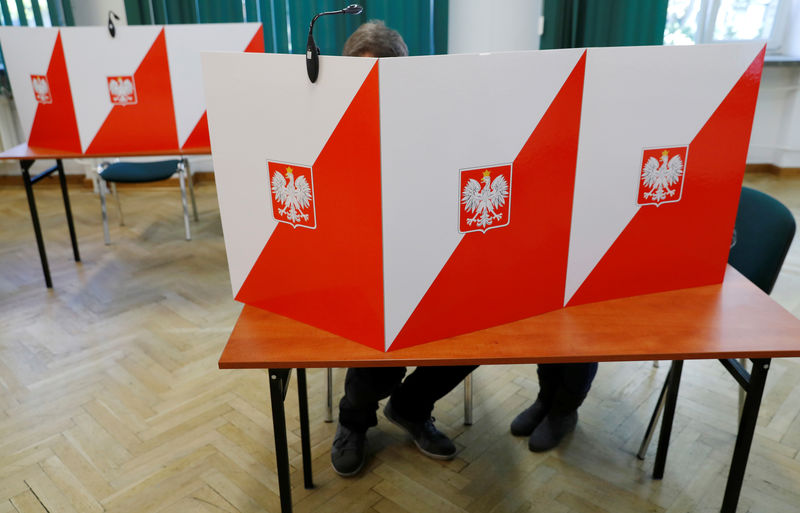 &copy; Reuters.  VORBERICHT-Polen wählt neues Parlament - Regierende Partei PiS Favoritin
