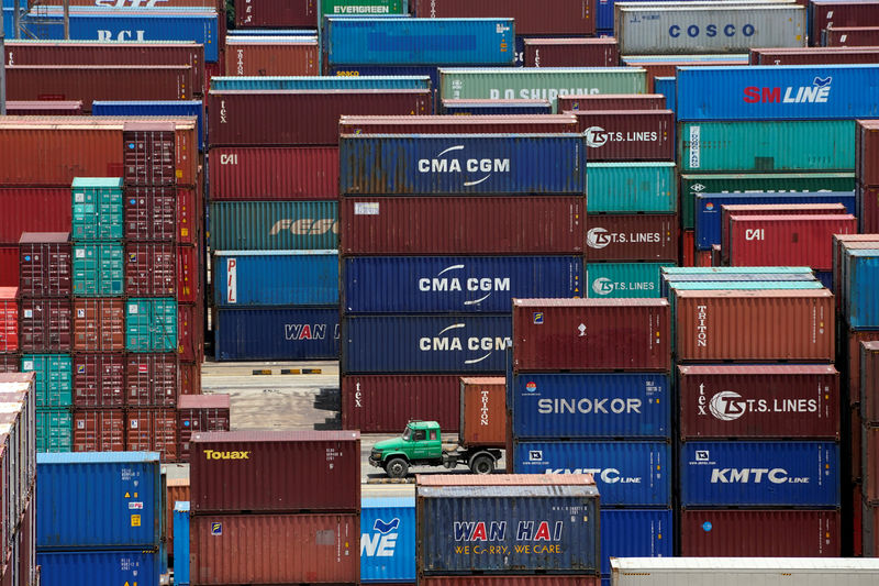 &copy; Reuters.  U.S. business spending on equipment slowing; goods trade deficit rises