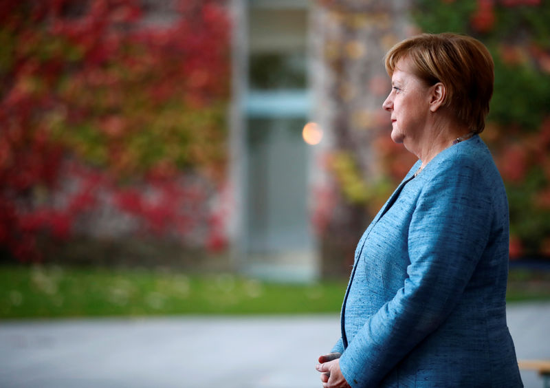 Angela Merkel, koronavirüs salgınının kontrol altına alınması için daha sıkı tedbirler alınmasını istedi