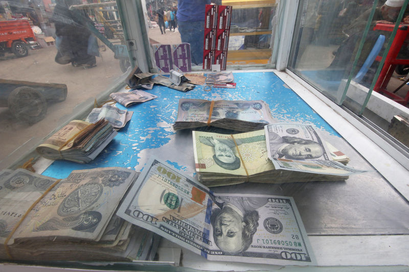 &copy; Reuters. An unauthorised seller counts U.S. dollars at Ferdowsi square in Tehran