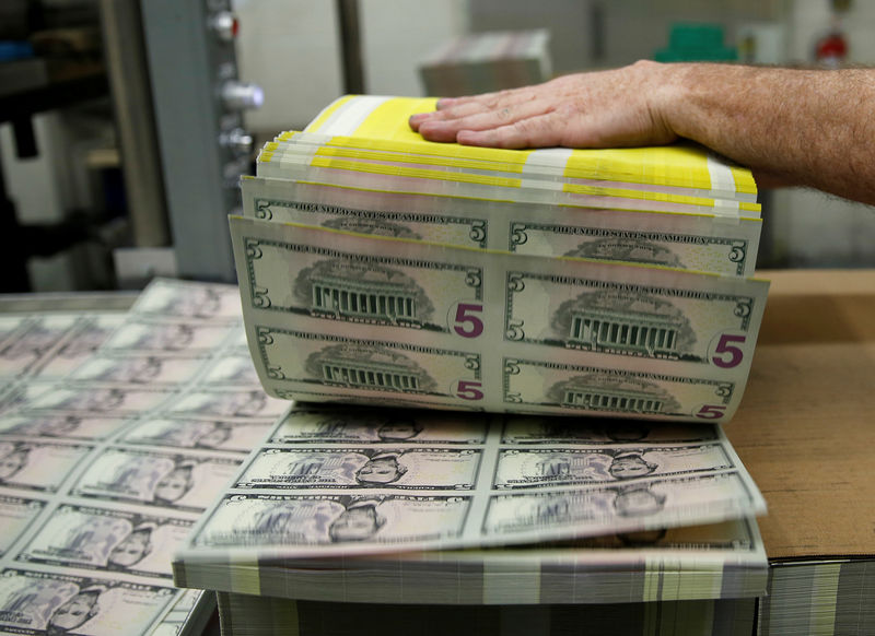 الدولار الأمريكي يتصدر العملات الرابحة لأول مرة منذ عدة أسابيع