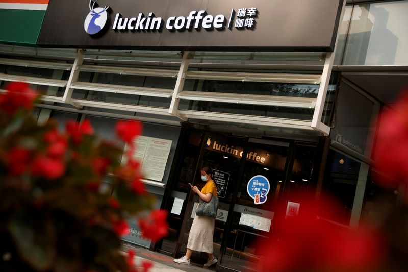 &copy; Reuters 瑞幸咖啡(LKNCY.US)同意将支付1.8亿美元与SEC达成和解