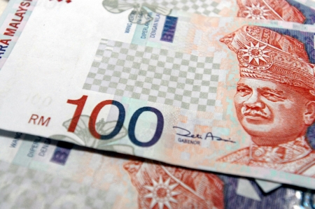 Asia FX extends fall on Trump tariff fears; ringgit jumps on BNM rate hold bets