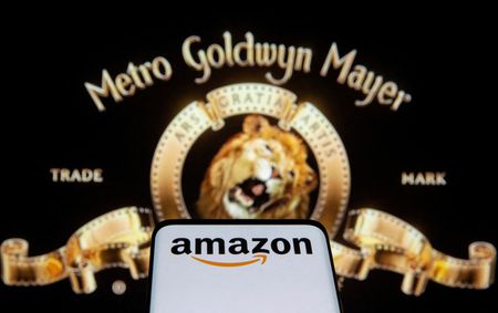 © Reuters. Smartphone mostra o logotipo da Amazon em frente ao logotipo da  MGM
26/05/2021
REUTERS/Dado Ruvic/Illustration