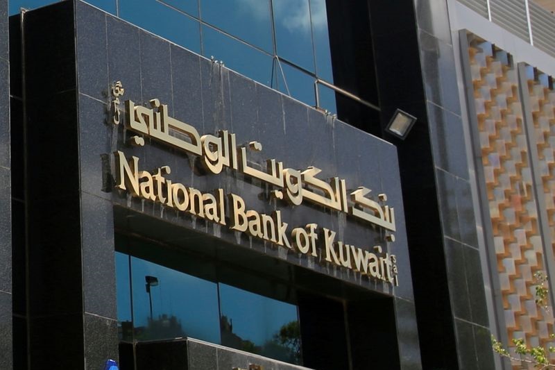 © Reuters. FILE PHOTO: Vehicles stop at a red light in front of the main branch of UAE Central Bank in Abu Dhabi, January 29, 2013. REUTERS/Ben Job