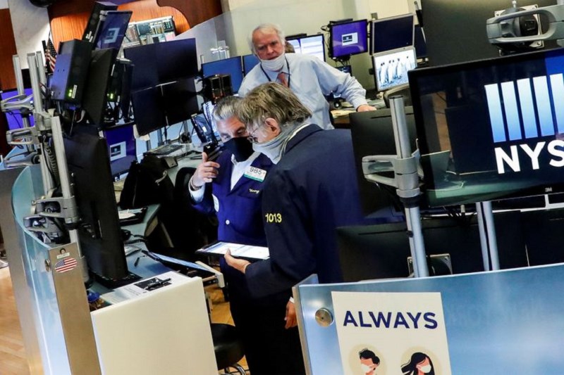 Dow Ends Higher but Snaps 3-Week Win Streak as Wait for Stimulus Drags
