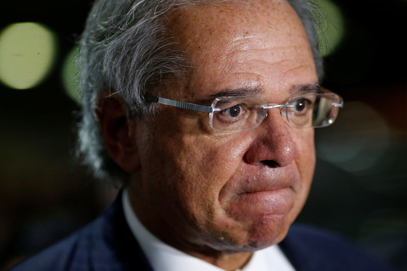 &copy; Reuters. Guedes anuncia 'debandada' com saída de Salim Mattar e Paulo Uebel da Economia