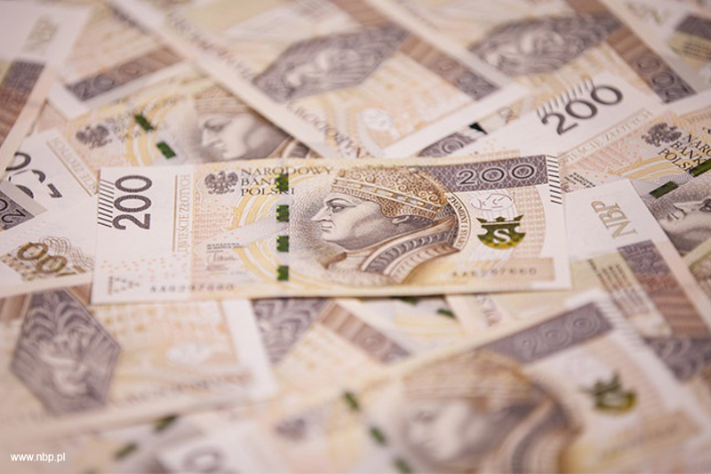 Widoczne umocnienie złotówki do dolara w poniedziałek rano (EUR/PLN i USD/PLN)