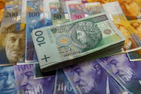 &copy; Reuters Mind&amp;Roses: Bankowcy oczekują, że kurs euro wobec złotego sięgnie 4,35 w styczniu
