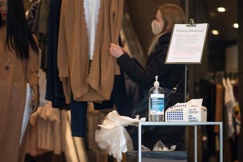 U.S. Retail Sales Tumble in Sign Economic Rebound Is Sputtering