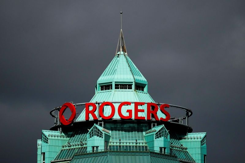 &copy; Reuters Canadian government greenlights $20 billion Rogers-Shaw telecommunications takeover