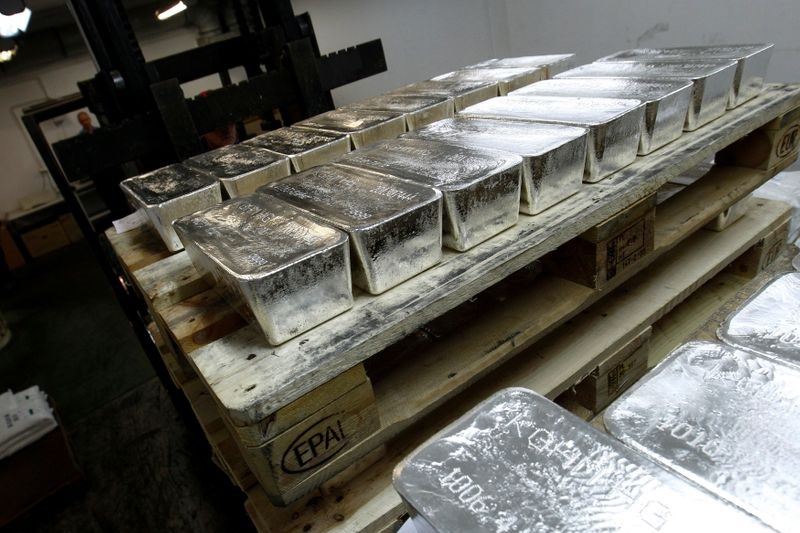 Goldman Sachs понизил прогнозы цен на серебро и золото