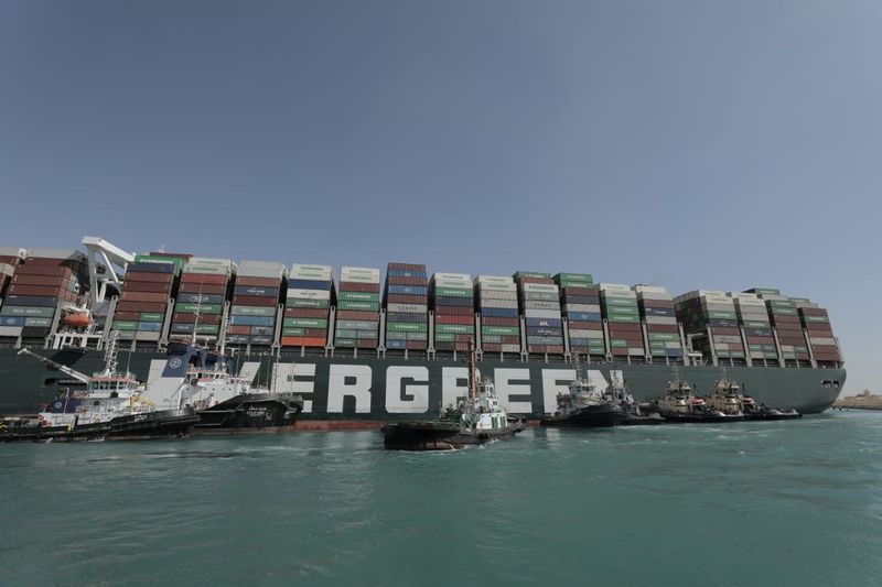 &copy; Reuters هجمات البحر الأحمر تجبر الشركات على اختيار طرق جديدة عبر السعودية