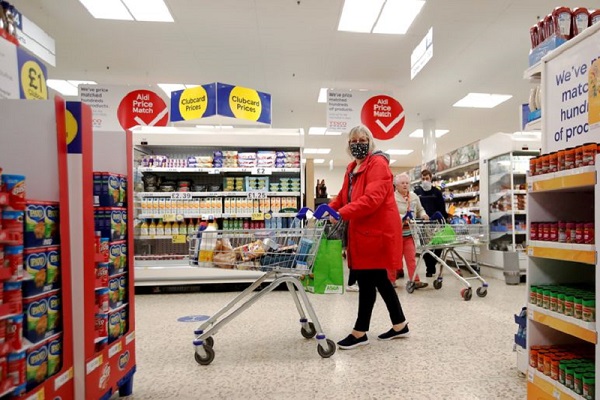 Hayat pahalılığı, İngiltere’nin perakende satışları ile tüketici güvenini vurmaya devam ediyor