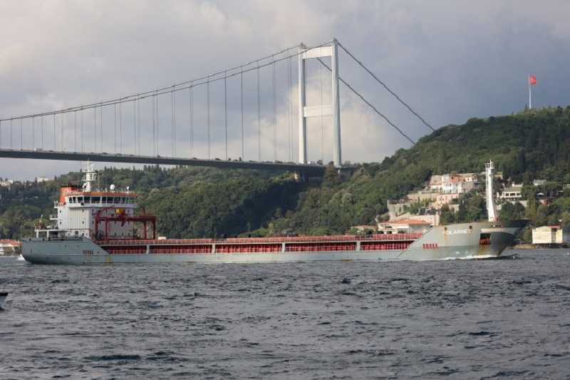 &copy; Reuters İstanbul'da karaya sürüklenen gemide 11 mürettebat kurtarıldı