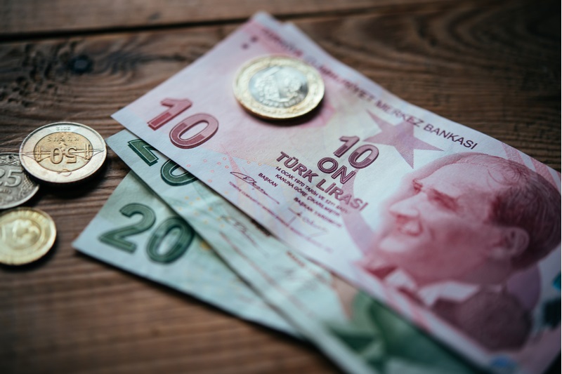 الليرة التركية تواصل الانهيار المدوي أمام الدولار الأمريكي