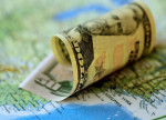 El dólar sube y el euro cae tras acuerdo comercial entre EE.UU. y UE