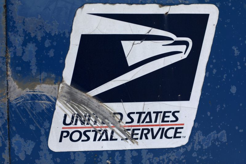 © Reuters. A United States Postal Service (USPS) mailbox is pictured in Pasadena