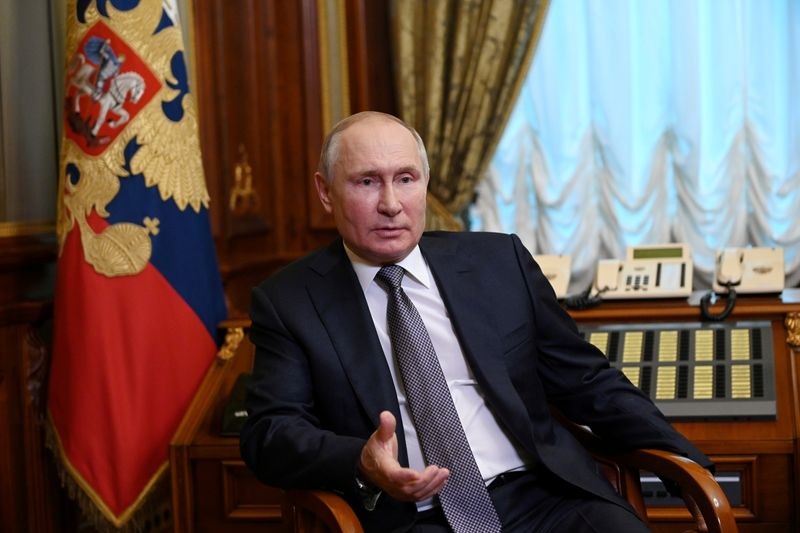 Путин: российская экономика достойно справляется с санкциями