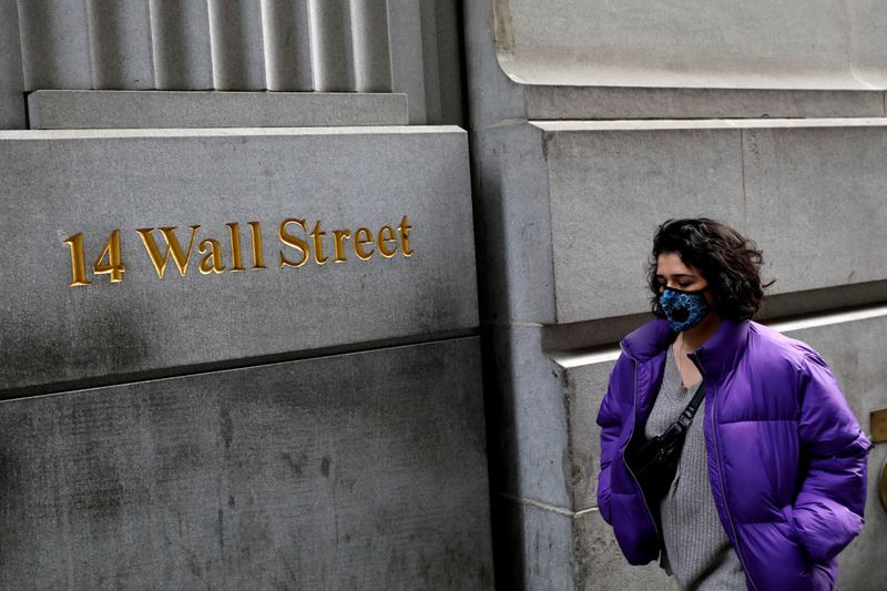 Wall Street a la baja; mercado preocupado por variante Ómicron; Dow cae 260 puntos