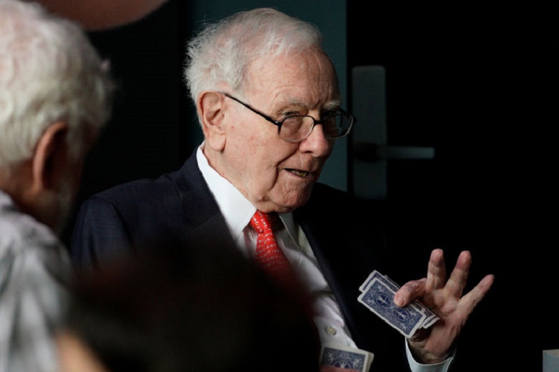 Buffett’s Berkshire posts record annual operating profit By Reuters
