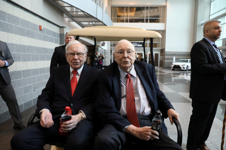 Berkshire Hathaway: è morto Charlie Munger, una vita al fianco di Warren Buffett