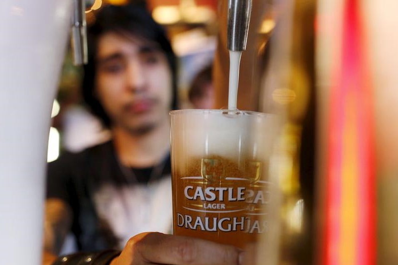 &copy; Reuters Não deve beber álcool em voos de longo curso: saiba porquê