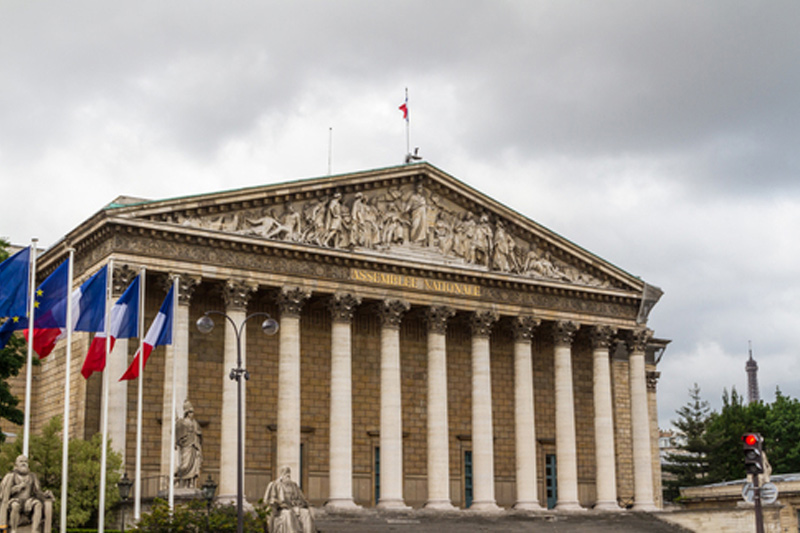 Французский парламент высказался против вотума недоверия правительству