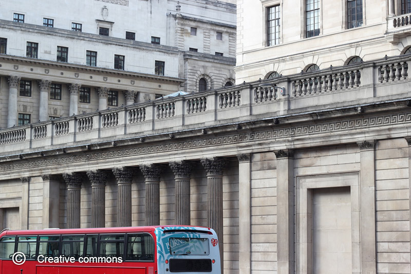 El Banco de Inglaterra votó 5-3 a favor de mantener los tipos de interés