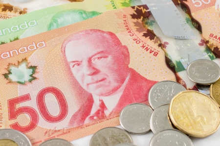 USD/CAD remains strong above pivotal 1.3700 mark