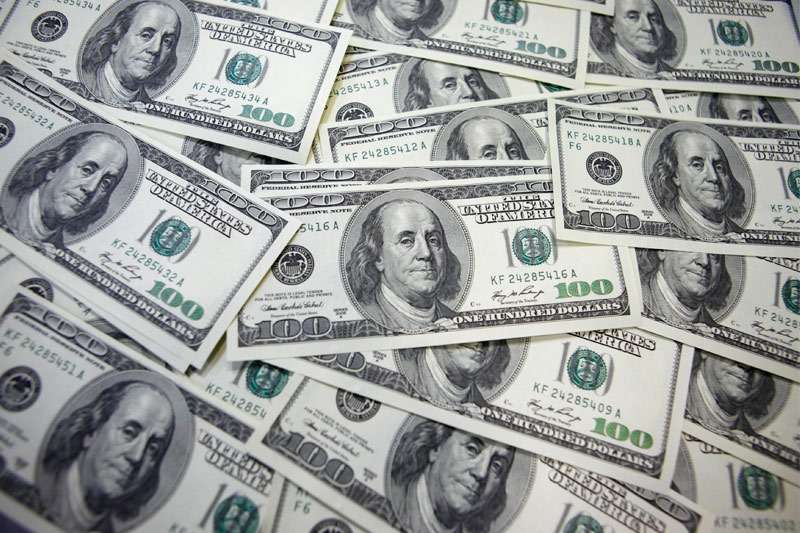 Средний курс продажи наличного доллара США в банках Москвы достиг минимального значения за месяц и составляет 73,266 руб.