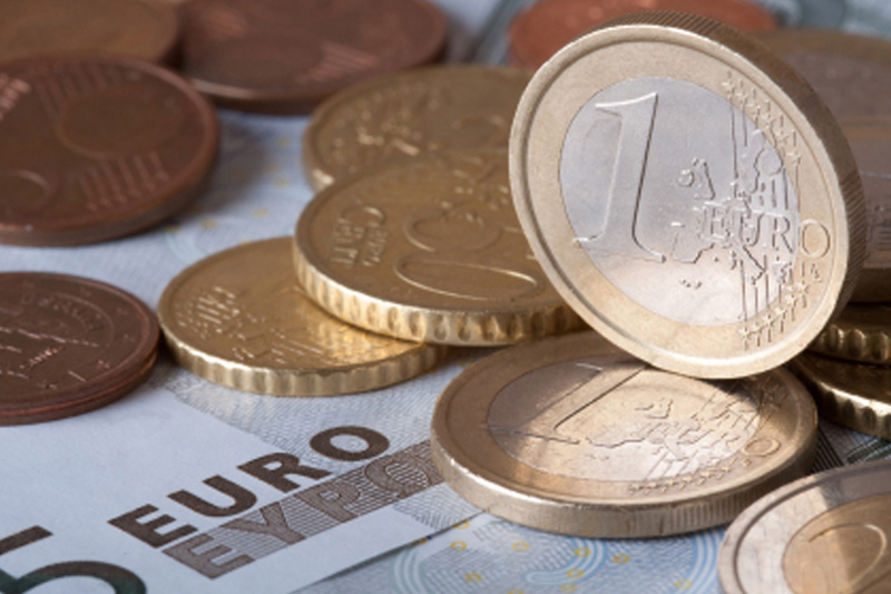 El euro baja hasta 1,1365 dólares en Fráncfort