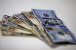 Dólar fecha em queda, mas se afasta de mínimas da sessão com piora externa
