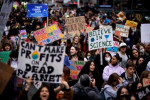 アングル：気候変動対策加速へ、「照準」変えた若者の抗議活動