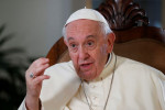 ローマ教皇、近い将来の退任を否定