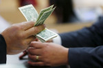 Dólar se reaproxima dos R$5,60 impulsionado pelo exterior após acordo entre EUA e UE