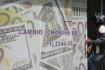 Dólar tem leve alta em dia de baixa liquidez e novidades sobre impasse Brasil-EUA
