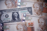 Dólar tem leve alta com encontro Trump-Zelenskiy e simpósio de Jackson Hole em foco