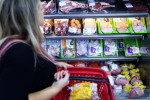 Confiança do consumidor do Brasil volta a cair em agosto com piora das expectativas, mostra FGV