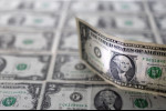 Dólar fecha no menor patamar em um mês, com ânimo externo contagiando mercado local
