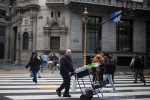 Mercados argentinos despencam após derrota pesada do governo Milei em eleições legislativas em Buenos Aires