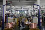 Atividade industrial da China encolhe de novo enquanto empresas aguardam estímulo e acordo comercial com os EUA