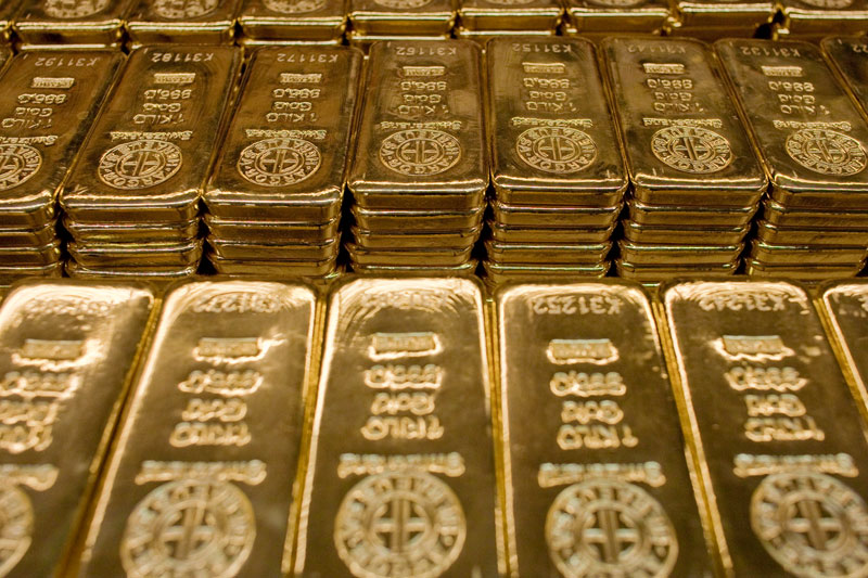 Gold gains as U.S. government shutdown, default fears weaken dollar