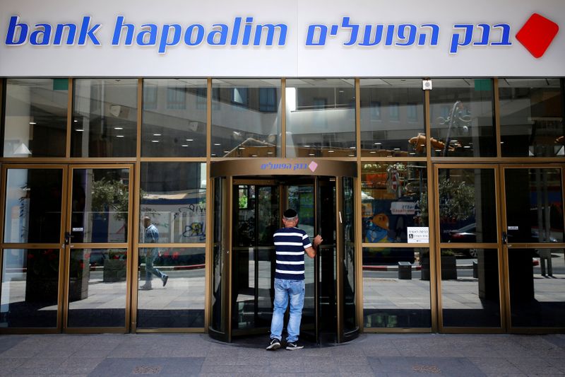 &copy; Reuters עובדי בנק הפועלים שובתים: סניפי הבנק נסגרו עד סוף היום