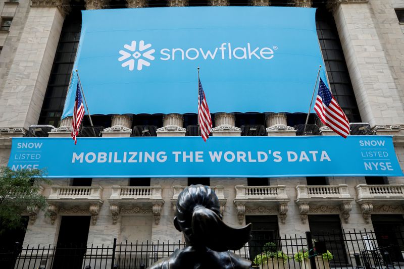 Snowflake shares plunge 14% on 3rd consecutive guidance miss; analysts flags rich valuation